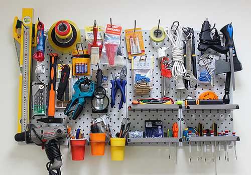 Перфопанель, do'konda ilgaklar uchun teshilgan panel