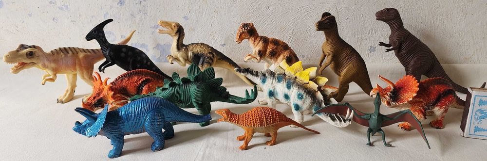 Игрушки - динозавры пластмассовые (13 шт.), цена за все