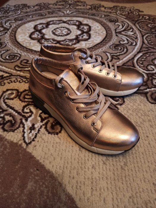 Женские кроссовки