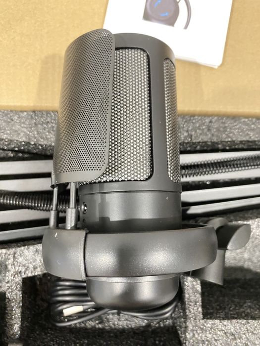 Микрофон студийный.