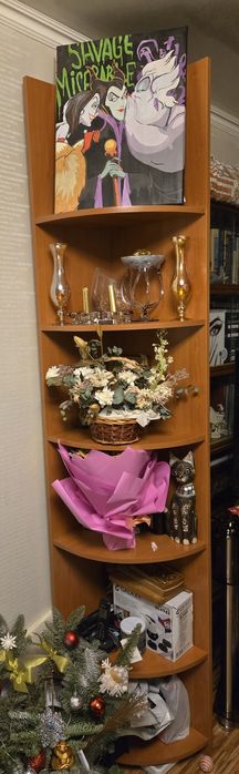 Полка угловая для спальни