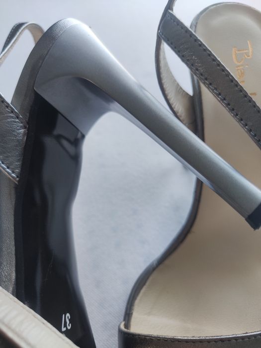 Елегантни сандали с ток