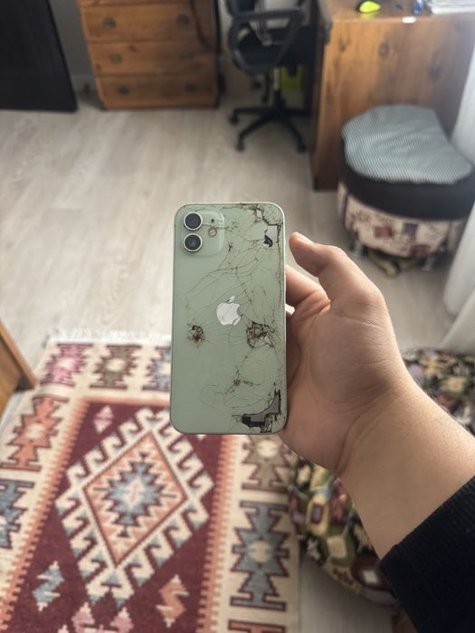 iPhone 12.