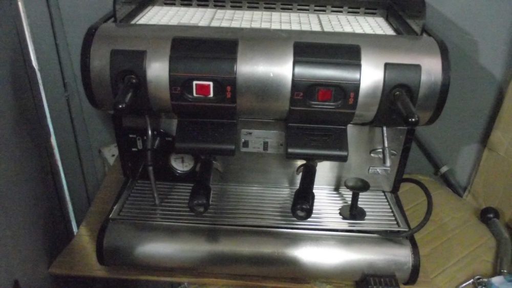 Комплект професионална кафе машина с кафемелачка.