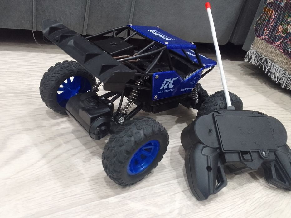 Продам машину на пульте управления