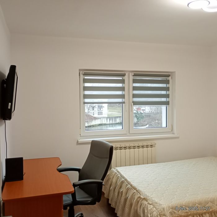 De închiriat apartament două camere decomandat etaj intermediar
