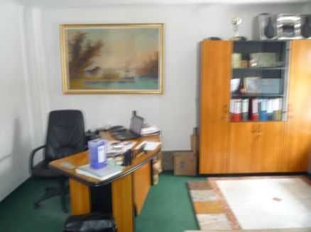 Casa cu trei camere  la curte de inchiriat.