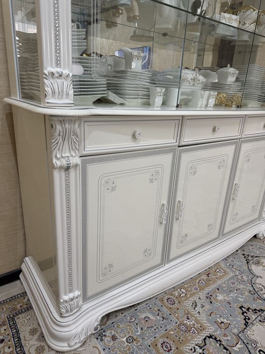 Шкаф витрина вместе с сервизом