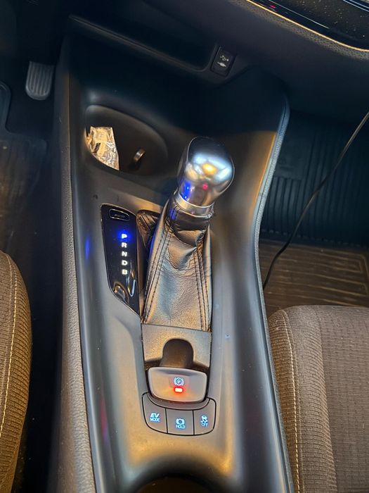 Vând Toyota C-HR