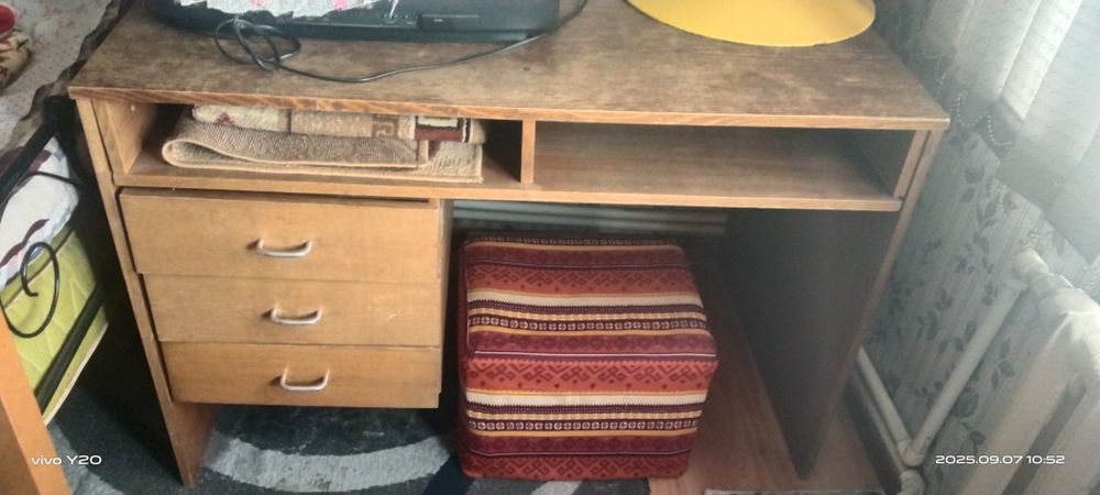 Dars qilish uchun parta óquvchilar uchun mos