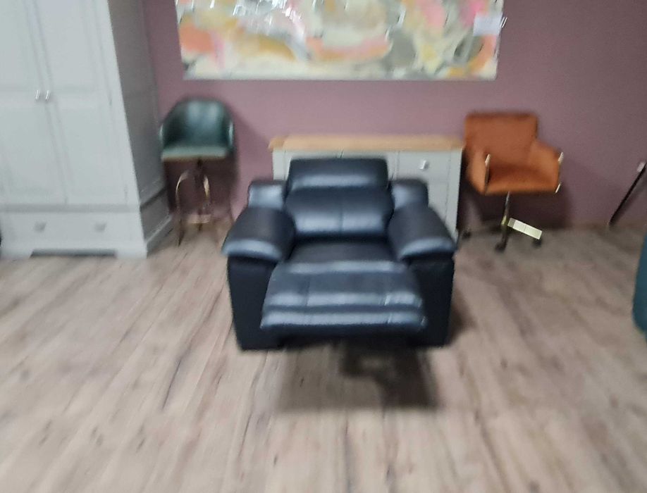 Черен кожен фотьойл с електрически релаксиращ механизъм