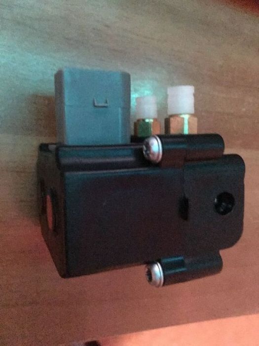 Perna aer bloc valve BMW X5, X6, f11,f15 F07GT Produse NOI