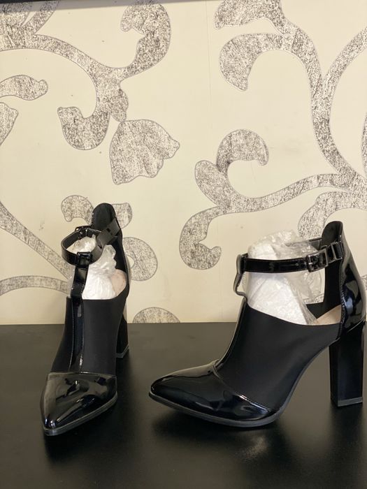 Елегантни Дамски Черни Обувки От Естествен Лак На Ток