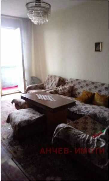 Секция за хол с шкафове и гардероб, диван и фотьойли