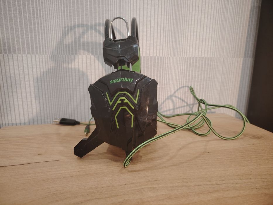 Наушник  звук хороший и микрофон работает