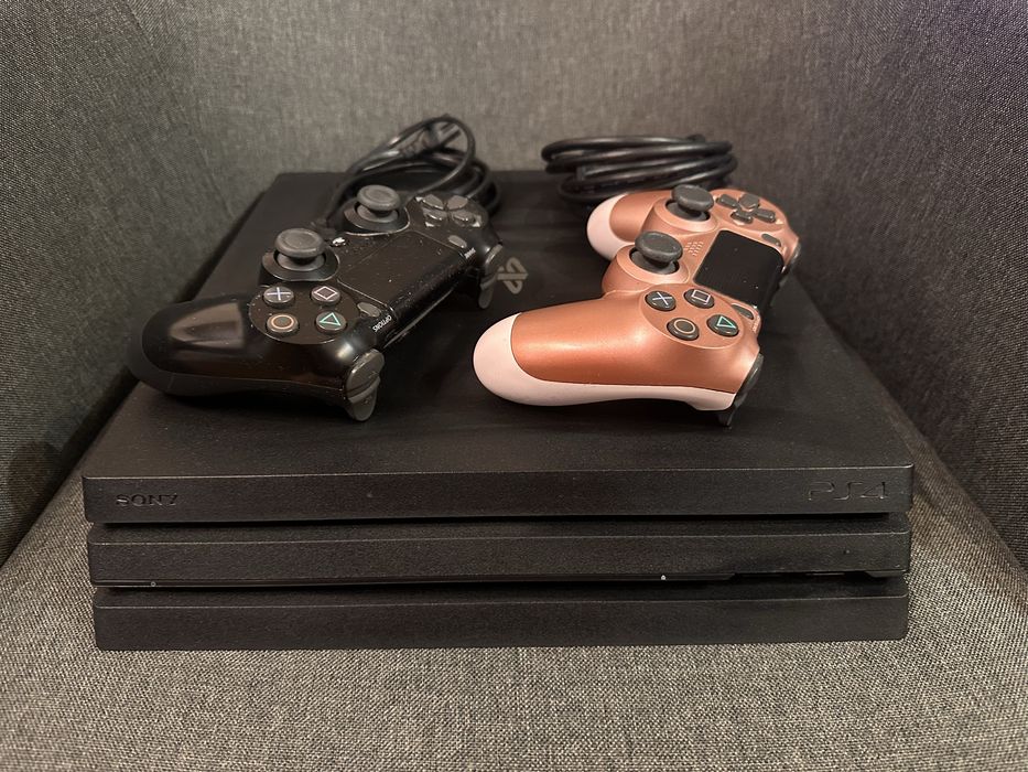 Конзола SONY PS4 Pro 1TB с два безжични джойстика
