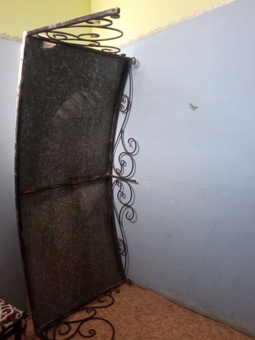 Металлический козырёк с кованными элементами