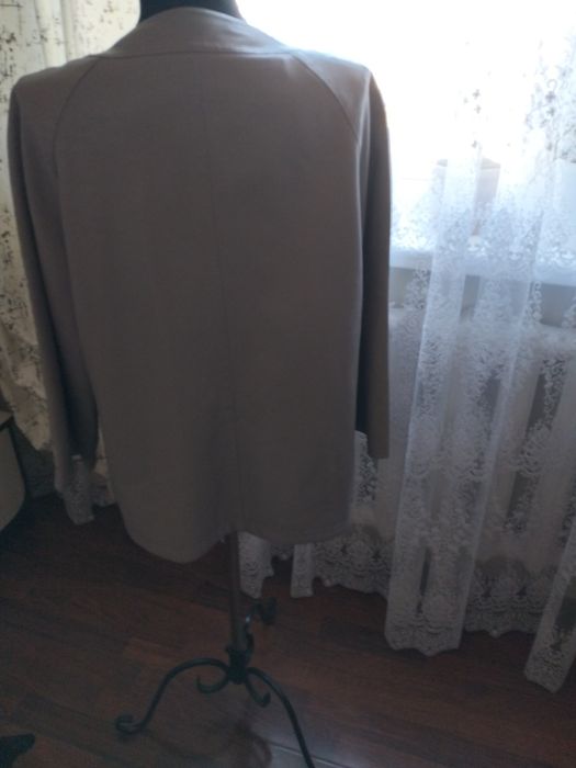 Кожаная куртка серого цвета