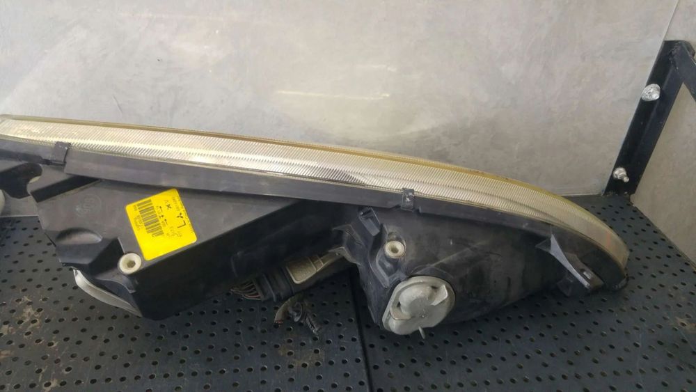 Far stanga mitsubishi colt 6 z3 a z2 a 8301a283