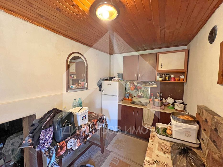 Продава еднофамилна, тухлена къща с 2 ДКА двор на 70 км от Варна.