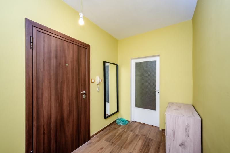 Трикрилен гардероб и шкаф за обувки