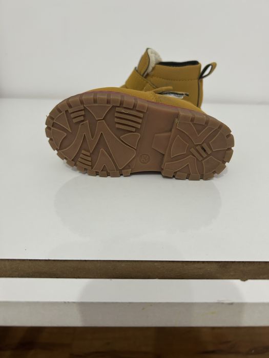 Продавам нови боти за момче 23номер