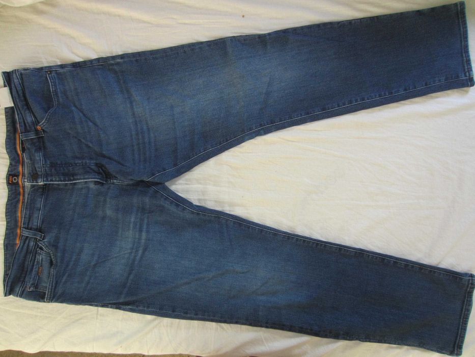 Blugi Hugo Boss, model Maine, masura W40 L34, Talie=104cm,Lung=105cm,croiala dreapta,fermoar 99%bumbac+ 1%elasthan, stare f.buna, fabricati in Tunisia