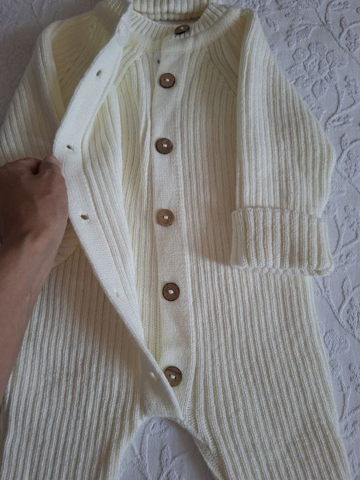 Вязаный комбинезон для малышей