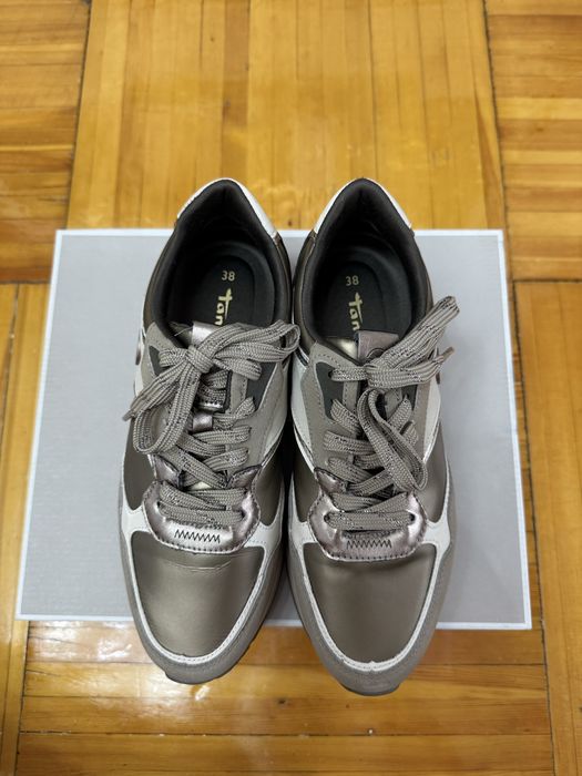 Кроссовки женские