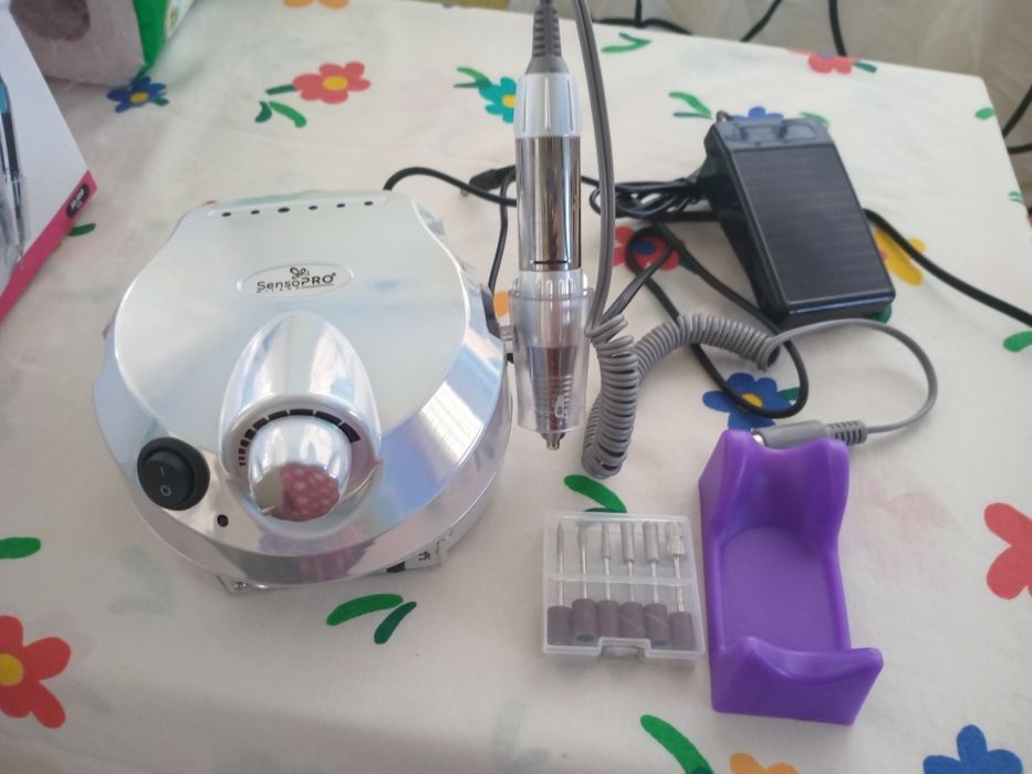 Vand freza unghii UV nefolosita ,mini lampa si aparat de incalzit ceara  detali la nr tel 0767875977