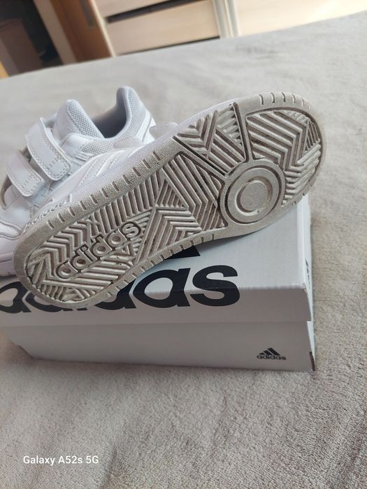 Adidași albi cu scai, nr. 31