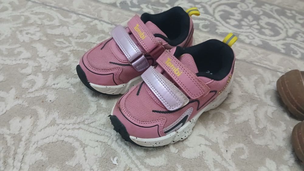 Продам сапожки и кроссовки для девочек