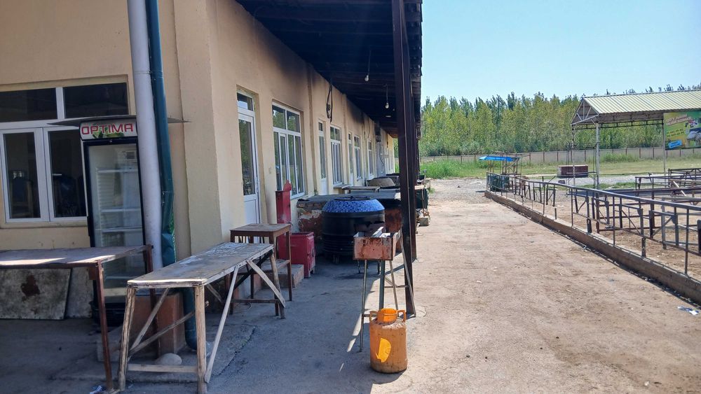 Қува чорва (мол қўй) бозоридаги 2 та дўкон  сотилади