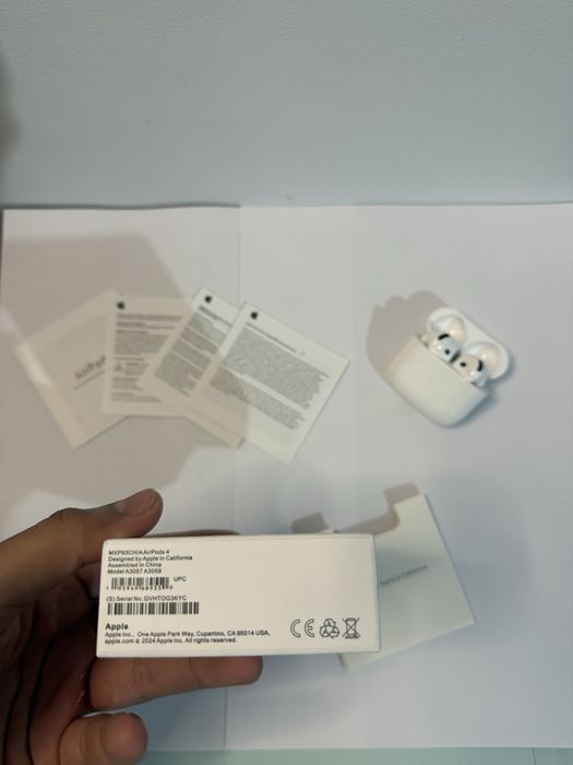 Air Pods 4 originale, cu noise cancelling si incarcare magsafe