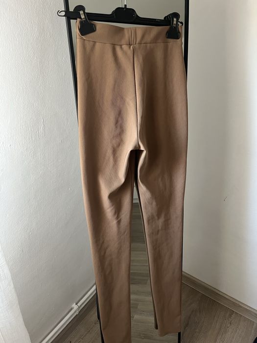 Pantaloni bej Zara