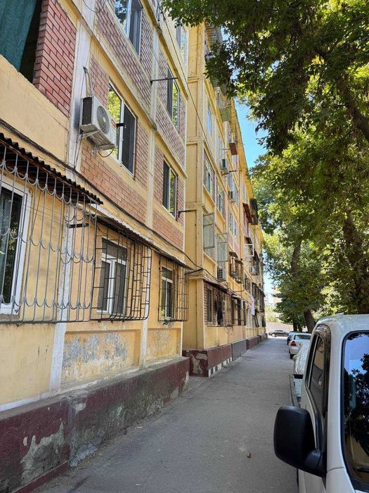 2 комн. 4/5 Ул. Фитрата Заправка Мустанг. 38м2 Балкон 1/3. Авиагородок