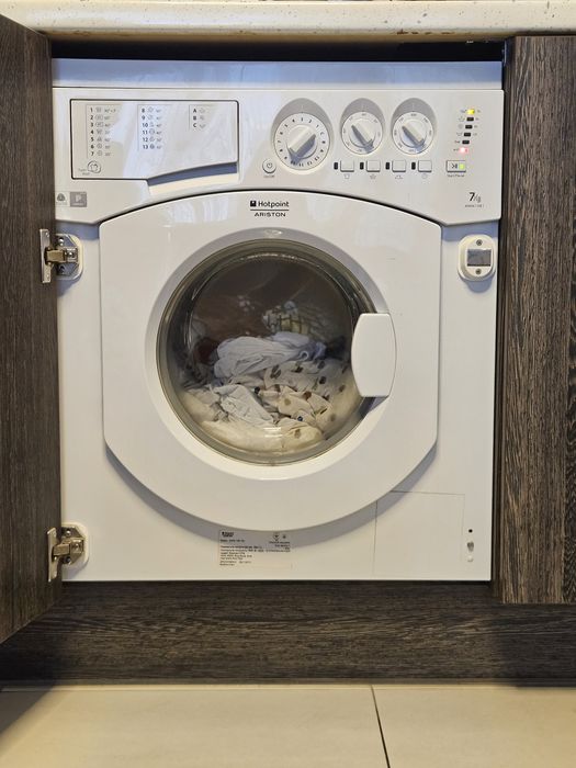 Пералня за вграждане Ariston Hotpoint AWM1081