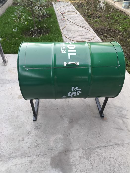 Мусорный бак из бочек