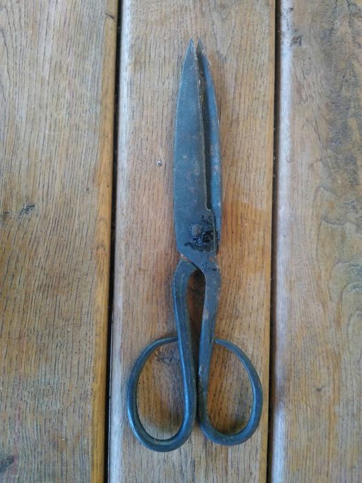 Продавам антикварна кована Българска ножица19 век Малка