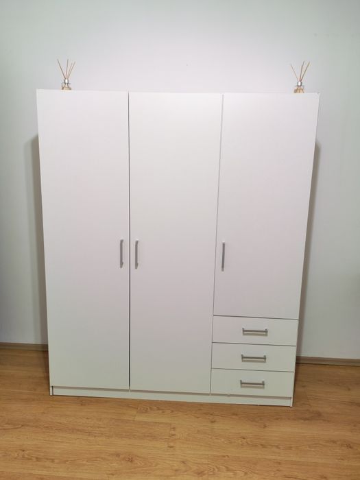 Dulap alb Jysk, 3 usi, 3 sertare, 4 rafturi. Dimeniuni 145x176 cm