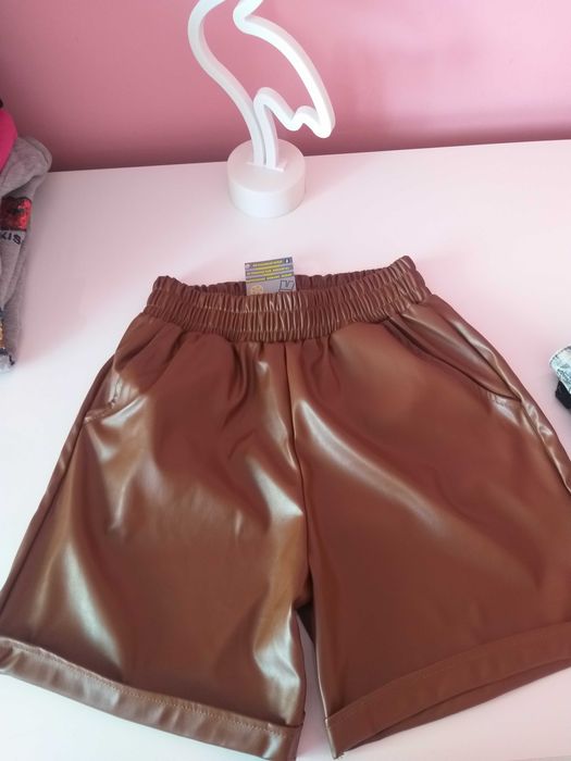 Нови кожени къси панталонки, размер С