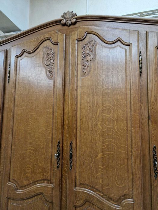 Четирикрилен дъбов гардероб изработен в стил "ЛУИ XV"