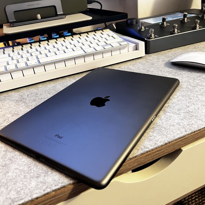 Apple iPad 9 gen [ca nou] + husă Epico / husă fold