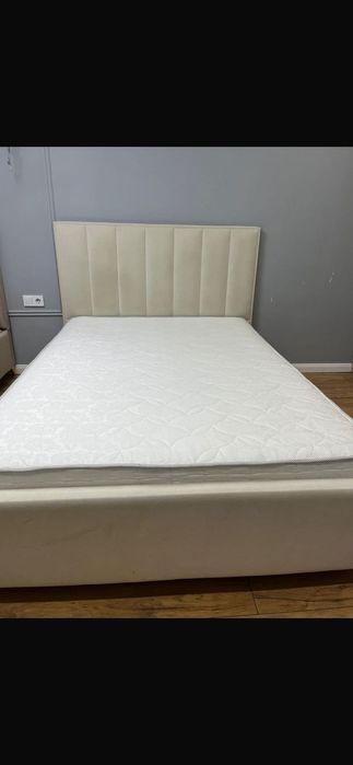 Продам двуспальную кровать с матрасом