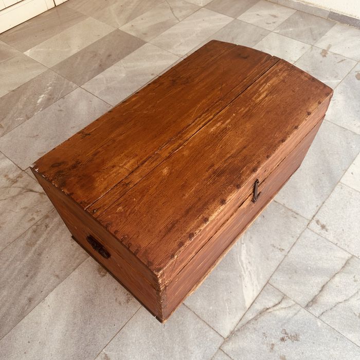 Античен шведски сандък „Allmoge“ – масивно дърво, ръчна изработка