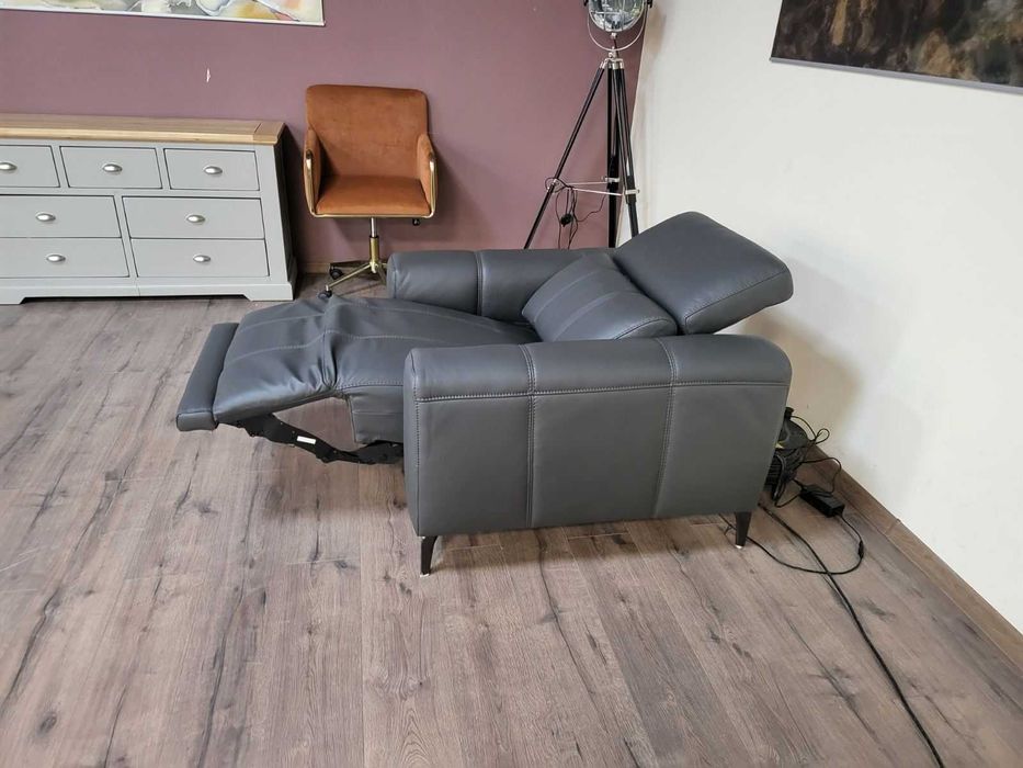 Тъмно сив кожен фотьойл с електрически релаксиращ механизъм