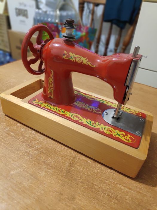 Детская швейная машинка СССР