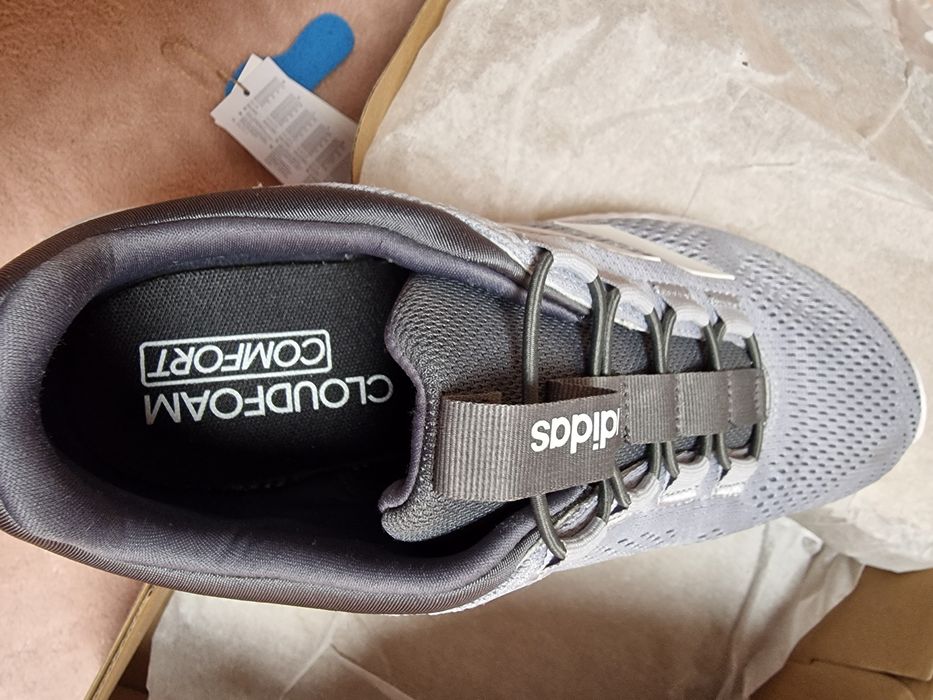 Vând pantofi sport Adidas Cloudfoam Comfy EL, pentru bărbați, mărimea 42,