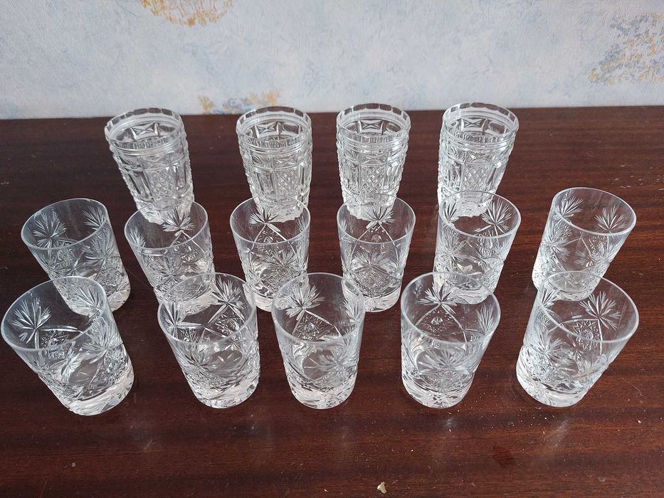 Набор хрустальных рюмок двух видов