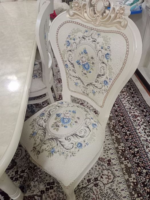 Продается стол и стулья на 12 персон